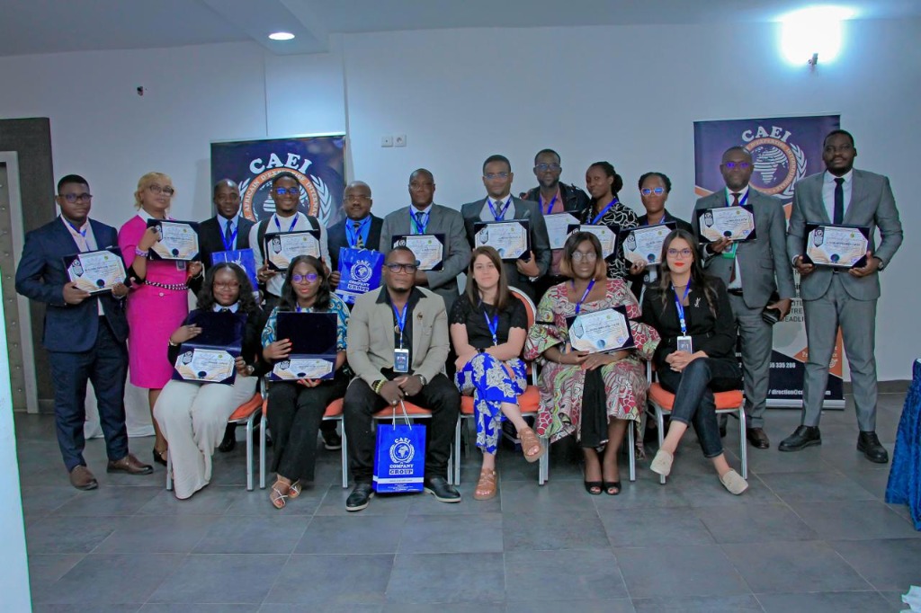 Photo de groupe officielle remise des certificats LCB/FT Abidjan CAEI